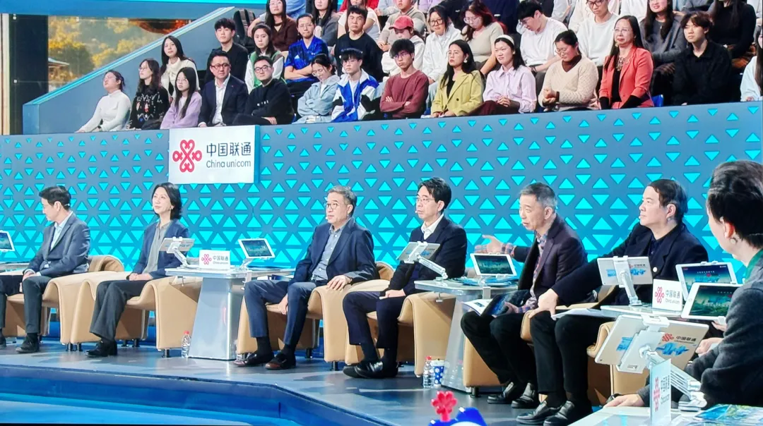 ELU.AI,ELU,中能坤域,原力无限,原力光年,原力万象,人工智能,具身智能,充电机器人,智能机器人,能源机器人,人形机器人,HEE,超级能源引擎,一脑多身