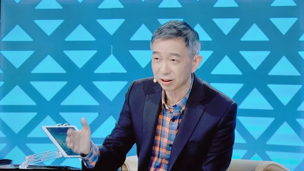 ELU.AI,ELU,中能坤域,原力无限,原力光年,原力万象,人工智能,具身智能,充电机器人,智能机器人,能源机器人,人形机器人,HEE,超级能源引擎,一脑多身