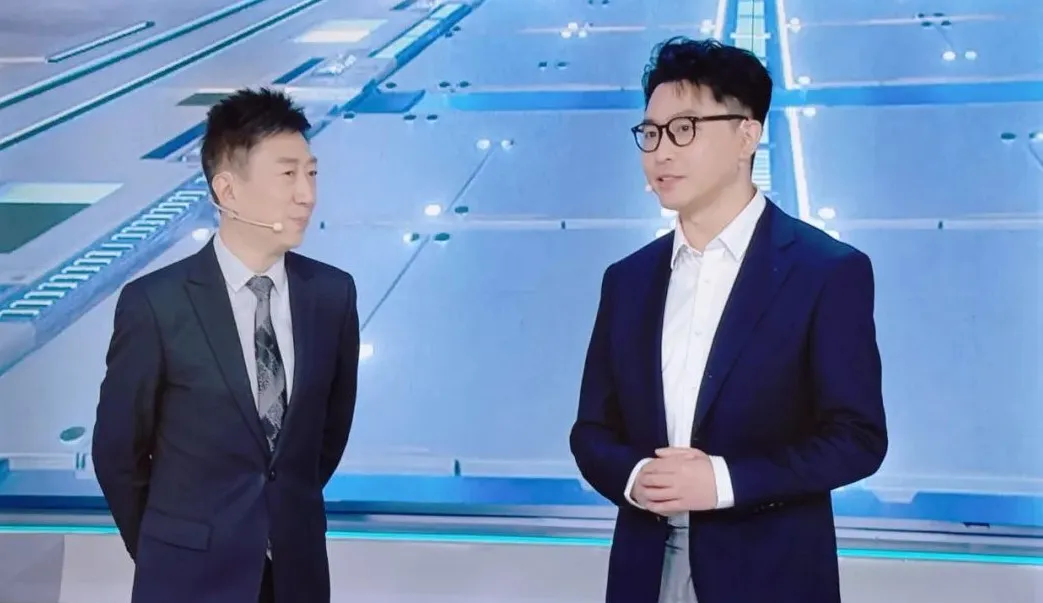 ELU.AI,ELU,中能坤域,原力无限,原力光年,原力万象,人工智能,具身智能,充电机器人,智能机器人,能源机器人,人形机器人,HEE,超级能源引擎,一脑多身